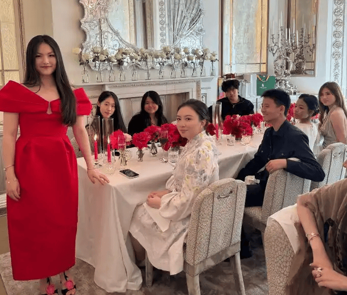 龄穿红色露肩礼服笑容优雅父母用仪式感书写另类亲情篇章AG真人娱乐李湘王岳伦同框庆祝女儿16岁生日照王诗(图2)