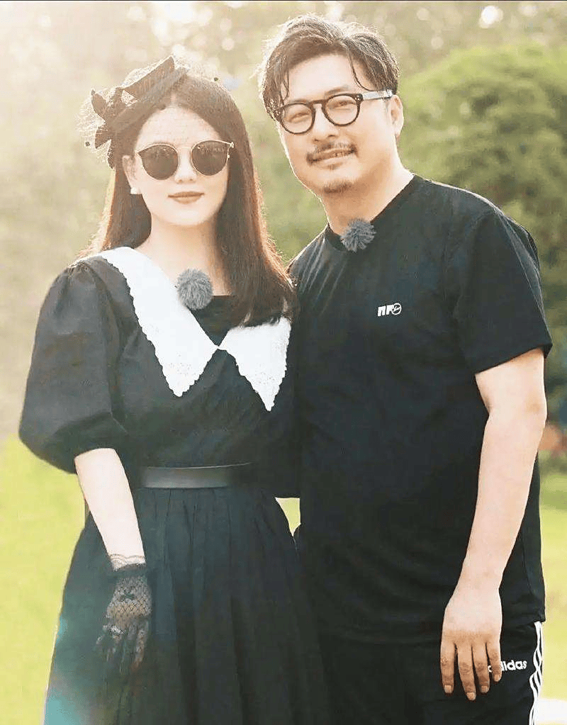 龄穿红色露肩礼服笑容优雅父母用仪式感书写另类亲情篇章AG真人娱乐李湘王岳伦同框庆祝女儿16岁生日照王诗(图4)