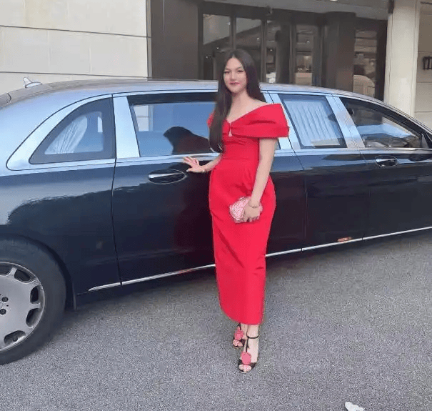 龄穿红色露肩礼服笑容优雅父母用仪式感书写另类亲情篇章AG真人娱乐李湘王岳伦同框庆祝女儿16岁生日照王诗(图7)