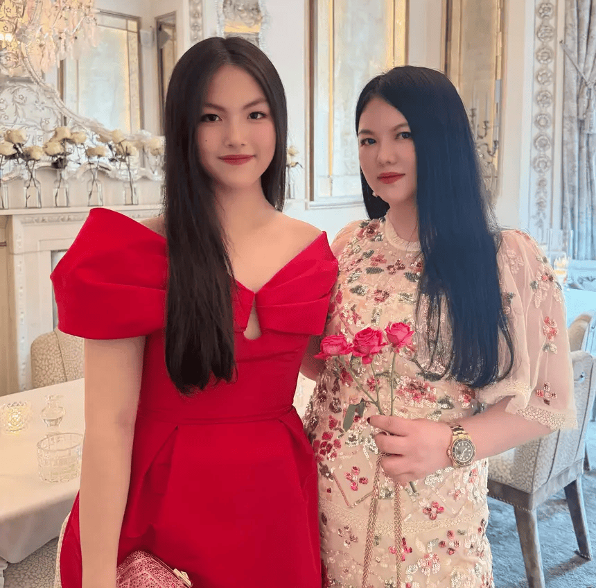 龄穿红色露肩礼服笑容优雅父母用仪式感书写另类亲情篇章AG真人娱乐李湘王岳伦同框庆祝女儿16岁生日照王诗(图9)